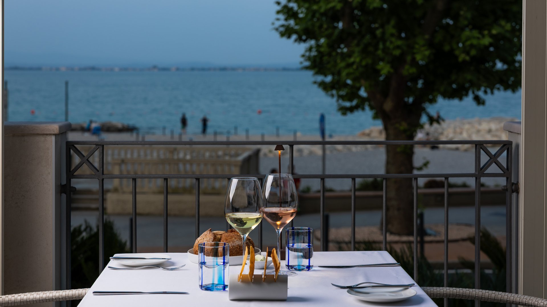 Restaurant in Desenzano with lake view Restaurant in Desenzano with lake view