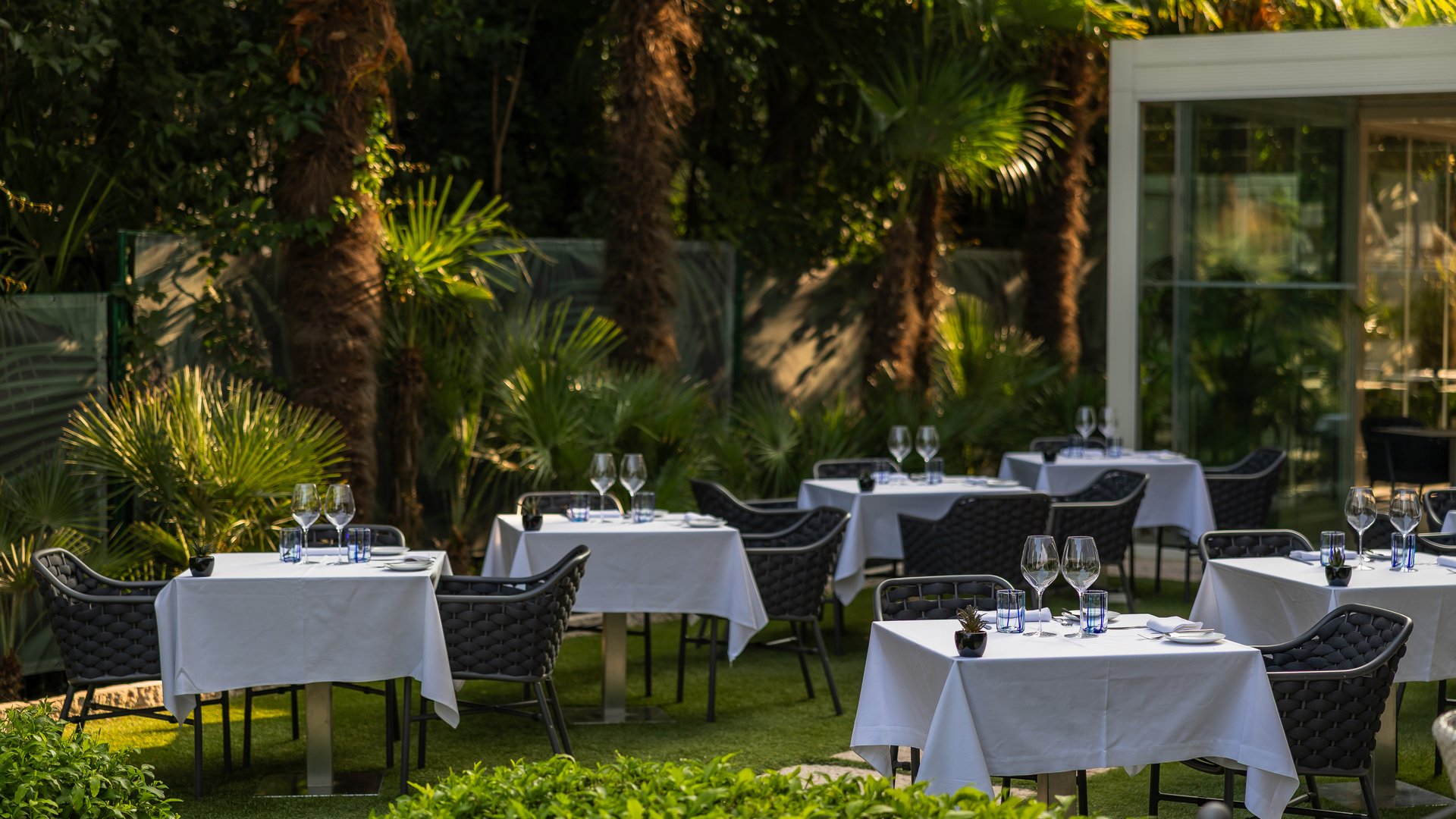 Restaurant in Desenzano with lake view Restaurant in Desenzano with lake view